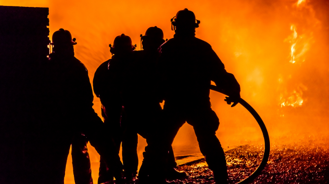 Capacitación práctica de lucha contra incendio